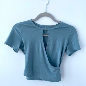 Never worn Lululemon key hole tee